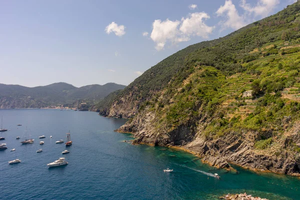 Vernazza Cinque Terre Italien Juni 2018 Båtar Dockade Nära Stranden — Stockfoto