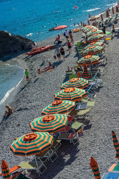 Monterosso Cinque Terre Italy June 2018 Tourists Enjoying Beach Sunshine — Stock Photo, Image