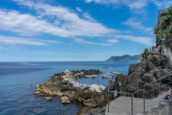 Riomaggiore Cinque Terre Italien Juni 2018 Båtar Dockade Vid Viken — Stockfoto