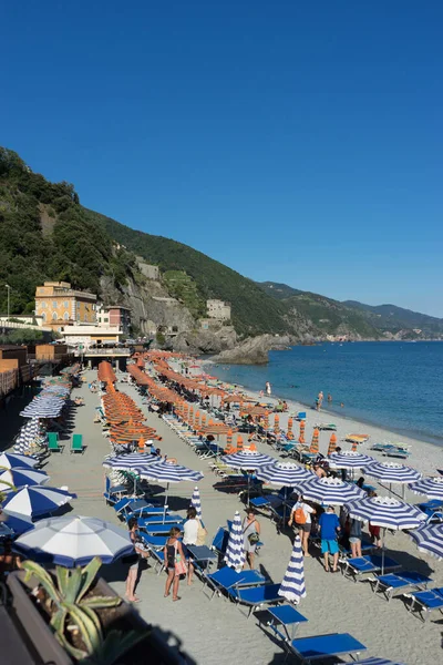 Monterosso Cinque Terre Italy June 2018 Tourists Enjoying Beach Sunshine — Stock Photo, Image