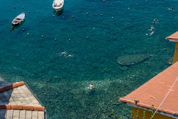 Vernazza Cinque Terre Itália Junho 2018 Turistas Que Apreciam Praia — Fotografia de Stock