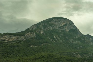 Avrupa, İtalya, La Spezia 'dan Kasltelruth trenine. Arkasında dağ olan büyük yeşil bir alan.