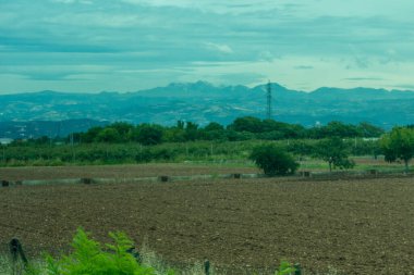 Avrupa, İtalya, La Spezia 'dan Kasltelruth trenine. Arkasında dağ olan büyük yeşil bir alan.