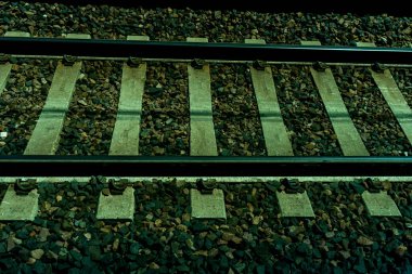 İtalya, La Spezia 'dan Kasltelruth trenine, bir demiryolu hattına yakın çekim.