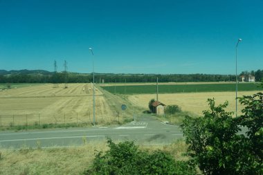Avrupa, İtalya, La Spezia 'dan Kasltelruth trenine, toprak bir arazinin kenarında bir işaret.