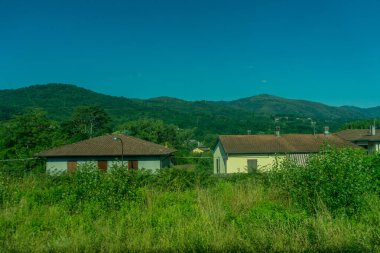 Avrupa, İtalya, La Spezia 'dan Kasltelruth trenine, arkasında ağaçlar olan bir ev.