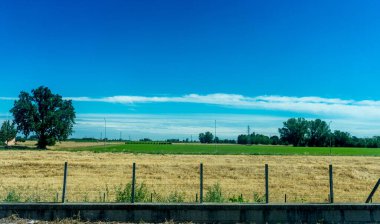 Avrupa, İtalya, La Spezia 'dan Kasltelruth trenine, tel örgülerin yakınına.