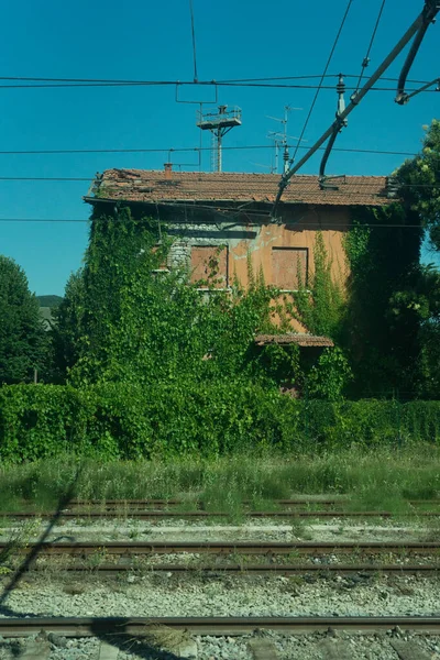 ヨーロッパ イタリア スペツィアからカスルトルースへ列車 フェンスの側に座っている列車 — ストック写真