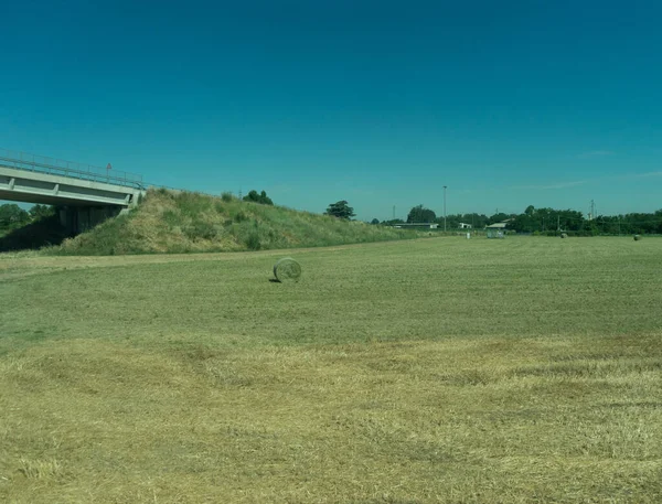 意大利 拉斯皮西亚到卡斯尔特鲁思的火车 靠近一片干枯的草地 — 图库照片