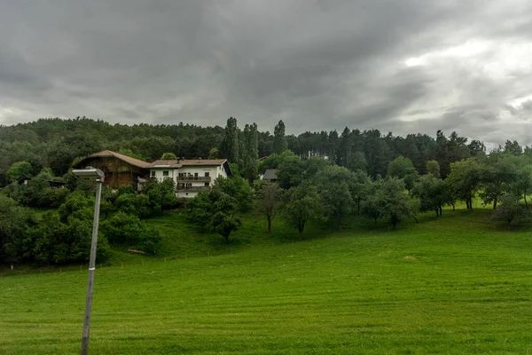 Europa Italia Spezia Kasltelruth Tren Primer Plano Campo Verde Exuberante —  Fotos de Stock