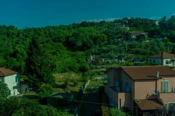 Европа Италия Поезд Фаста Каслтелрут Дом Деревьями Заднем Плане — стоковое фото