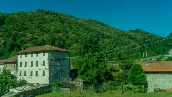Europa Itália Spezia Para Kasltelruth Train Uma Casa Com Arbustos — Fotografia de Stock