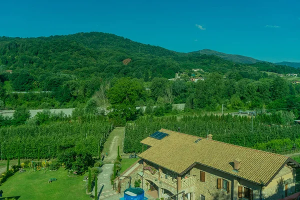 Europa Italië Spezia Naar Kasltelruth Trein Een Groot Groen Veld — Stockfoto