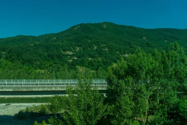 Avrupa Talya Spezia Dan Kasltelruth Trenine Arkasında Ağaçlar Olan Büyük — Stok fotoğraf