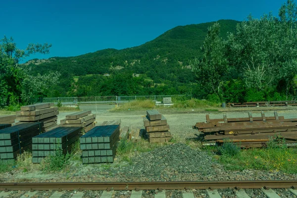 Evropa Itálie Spezia Vlak Kasltelruth Dřevěná Lavička Sedící Trávě — Stock fotografie
