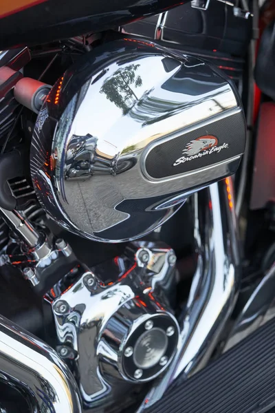 El Cajon, Ca/ABD - 2 Ağustos 2016: Motosiklet grubu ile evli onların aylık karşılamak için toplar. Harley Davidson motosiklet sürme çiftler bir kulüp. 