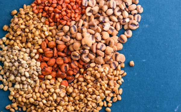 Çeşit çeşit meyveler ve fındıklar vardır.