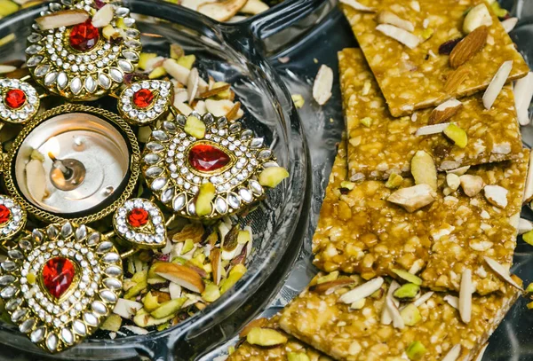 Hint tatlılar stok fotoğraf gümüş veya ahşap plaka servis. çeşitli Peda, burfi, laddu dekoratif tabak, seçici odak içinde