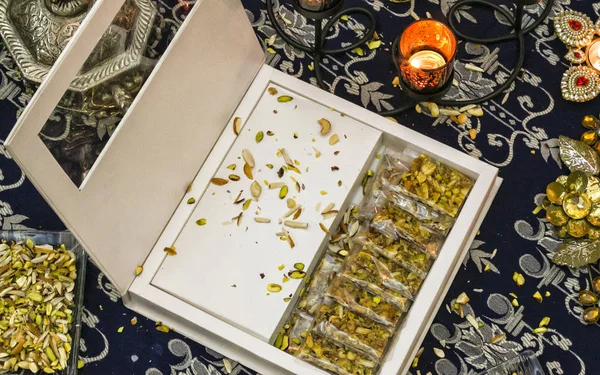 Hint tatlılar stok fotoğraf gümüş veya ahşap plaka servis. çeşitli Peda, burfi, laddu dekoratif tabak, seçici odak içinde