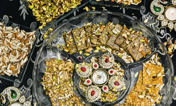 Hint tatlılar stok fotoğraf gümüş veya ahşap plaka servis. çeşitli Peda, burfi, laddu dekoratif tabak, seçici odak içinde