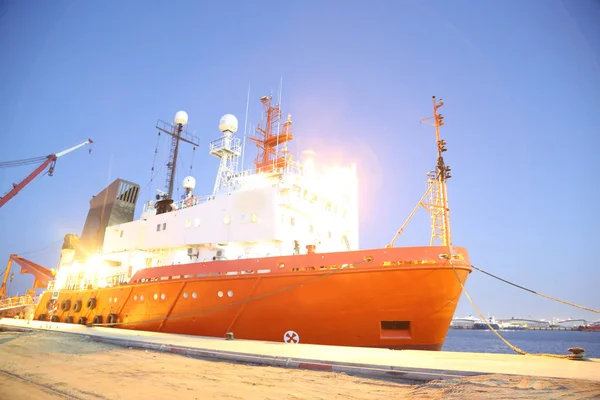 Sahilde geminin Dock