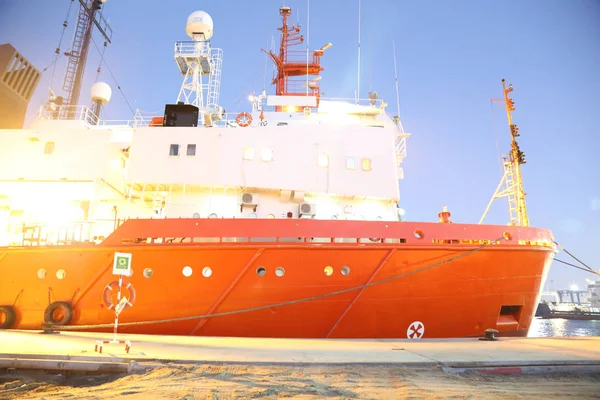 Sahilde geminin Dock