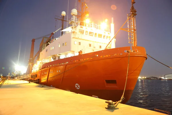 Sahilde geminin Dock