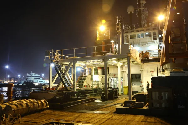 Sahilde geminin Dock