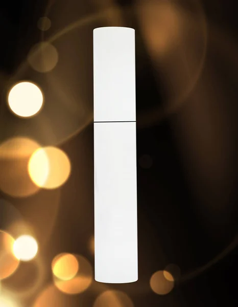 Bayanlar maskara renkli arka plan ile