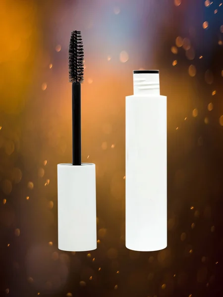 Bayanlar maskara renkli arka plan ile