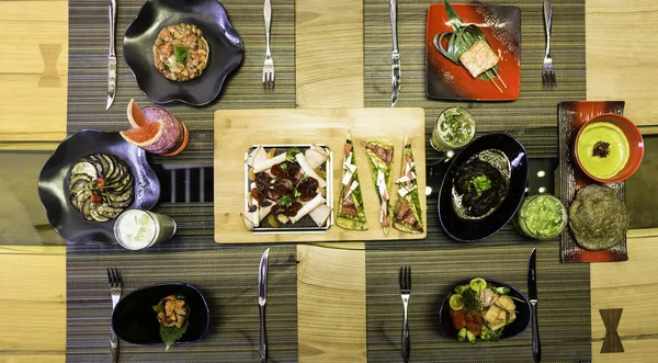 Asya gıda masaya servis Çin ve Vietnam mutfağı seti