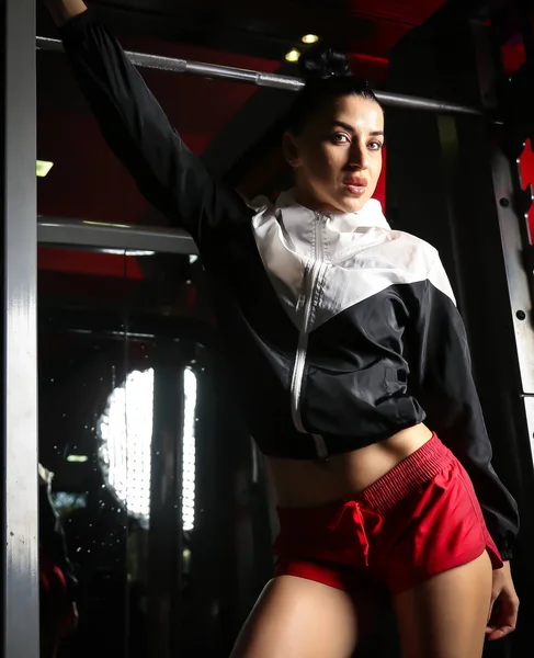 Spor salonu ağırlık ve makine eğitimi yapıyor Güzel Rus modeli Fitness ateş