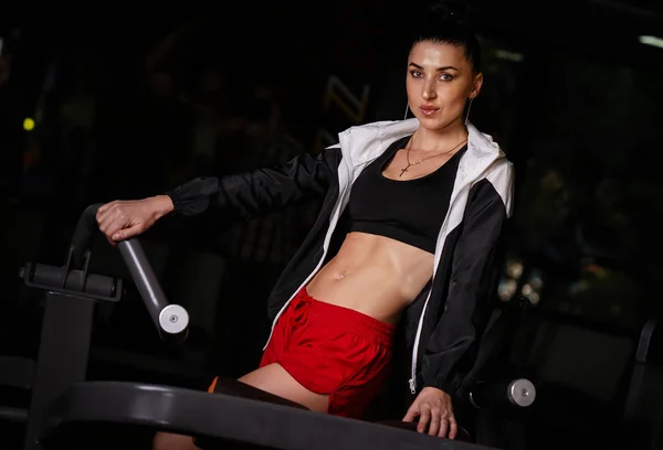 Spor Salonunda Güzel Rus model Fitness ateş