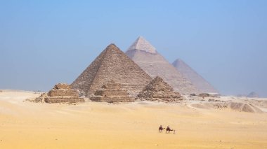 Turistler tarafından Mısır'daki Giza'da piramit deve sürme