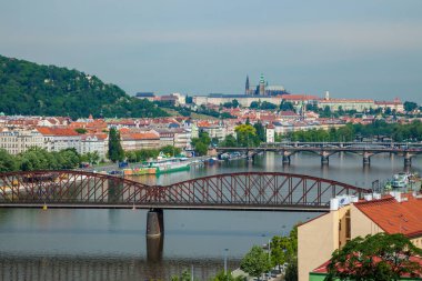 Bir görünüm üzerinden Visehrad Prag'da Vltava Nehri'nin