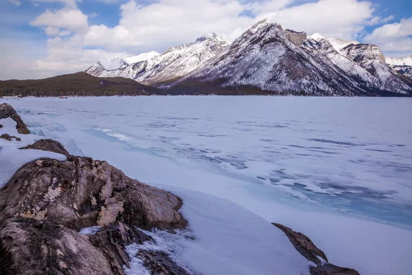 Lago Minnewanka en el invierno cerca de Banff, Alberta — Foto de Stock