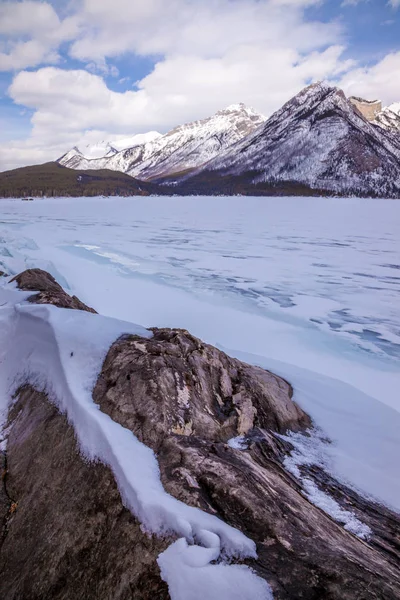 Lago Minnewanka en el invierno cerca de Banff, Alberta — Foto de Stock
