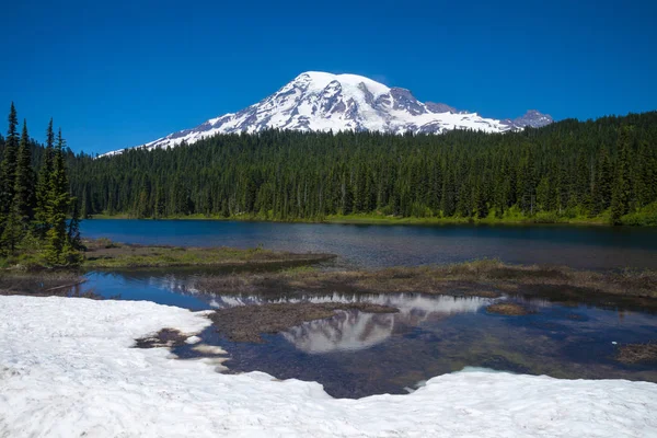 Lago do espelho e o Monte Rainier, Washington — Fotografia de Stock