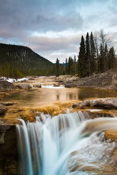 Elbow Falls, Kananaskis 'te Bragg Creek Alberta yakınlarında.