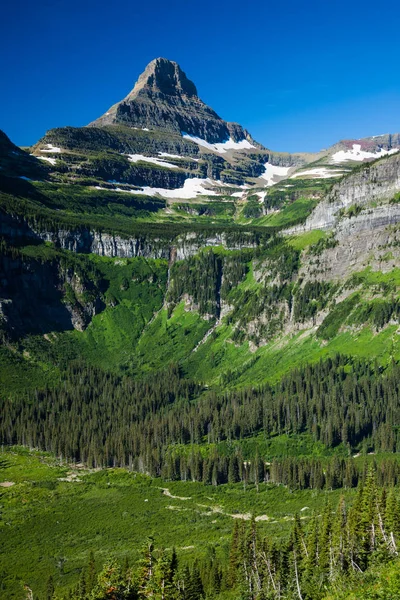Las montañas rocosas a lo largo de la carretera Going-to-the-Sun en el Parque Nacional Glaciar — Foto de Stock