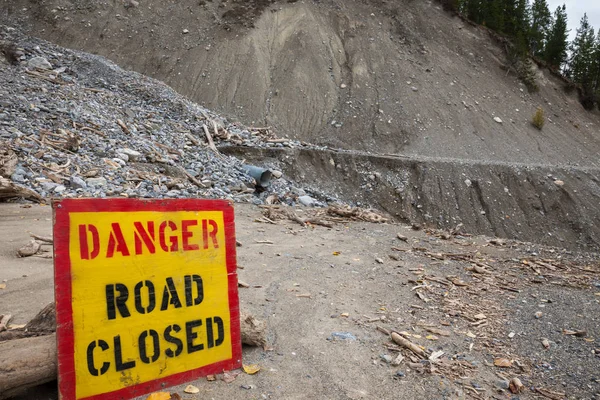 Dağ yolundan British Columbia rockslide nedeniyle kapalı