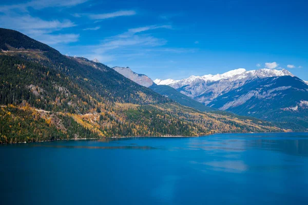 Autumn at Kinbasket Lake in British Columbia — Stock Photo, Image