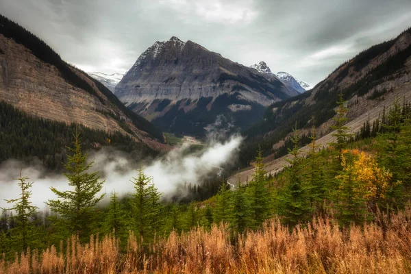 Die felsigen Berge in der britischen Kolumbia an einem bewölkten Herbsttag — Stockfoto