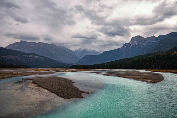 Mountain River nas Montanhas Rochosas Canadenses, British Columbia — Fotografia de Stock