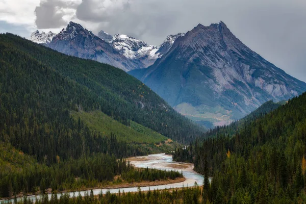 Une montagne et une rivière dans les Rocheuses canadiennes au coucher du soleil — Photo