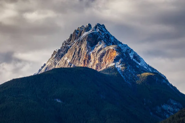 Las Montañas Rocosas en Columbia Británica en un día nublado de otoño — Foto de Stock