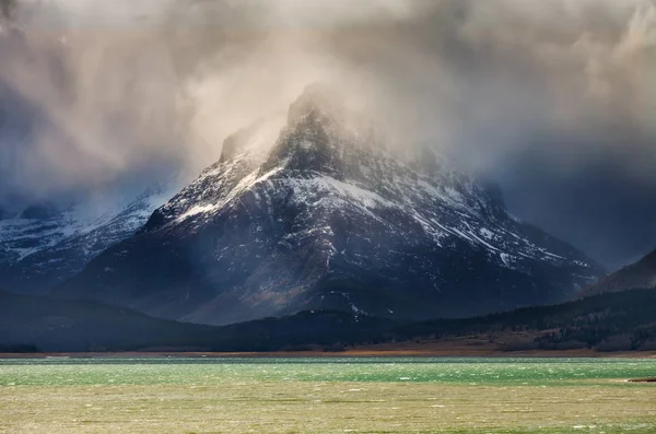 Monte Grinnell en el Parque Nacional Glaciar en un día tormentoso —  Fotos de Stock