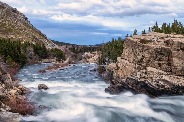 Swift Current Creek i Glacier nasjonalpark – stockfoto