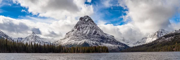 Montanha Sinopah e dois Medicine Lake no Parque Nacional Glacier — Fotografia de Stock