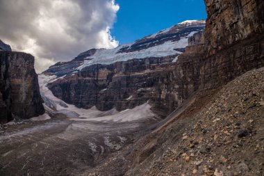 Victoria Glacier Lake Louise Banff Ulusal Parkı'nda yakınındaki